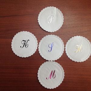 Sottobicchieri monogramma in carta velina multistrato. Decorazione personale per stoviglie per bar, confezione da 50 pezzi.