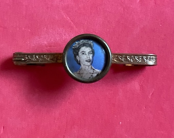 Queen Elizabeth II Coronation Portrait Brooch - British Royal Memorabilia