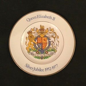 Queen Elizabeth II Silver Jubilee Plate: 1977 British Royal Family Memorabilia