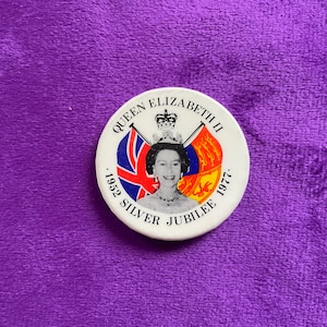 Queen Elizabeth II Silver Jubilee 1977 Commemorative Pin Button Brooch Badge Royal Memorabilia British Royal Family