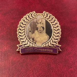 Queen Elizabeth Vintage 1953 Coronation Brooch Pin Laurel Leaf Framed Photo Portrait Signed Danbury Mint British Royalty Excellent Condition