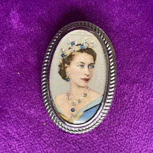 Queen Elizabeth II Tinted Portrait Crystal Encrusted Brooch Pin 1953 Commemorative Coronation Jewellery British Royal Family Memorabilia