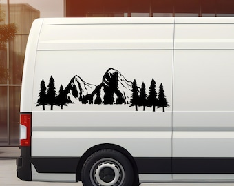 Vinyl autosticker bergen en bomen scène: bumpersticker campervan