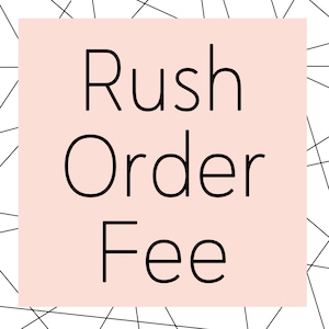 Op de afbeelding: Een roze vierkant met zwarte tekst die "Rush Order Fee" luidt.