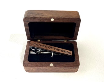 Gepersonaliseerde houten doos voor tie clip of tie bar, bruidegom of groomsmen geschenken, monogram verjaardag geschenken, kerstcadeau, sieraden doos, houten doos