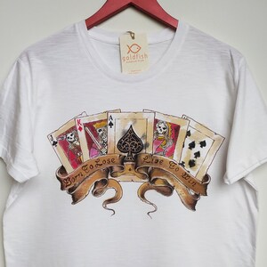 T-shirt de cartas de jogar Caveira pintada à mão para homem. Ideia de presente de pôquer para ele. Camisa de pôquer. Cartas de jogar Arte. Nasci para perder, vivo para vencer.
