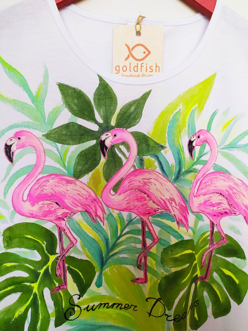 Hand painted flamingo t-shirt. Tropical t-shirt with three flamingos. Perfect gift for flamingo lovers imagem 2