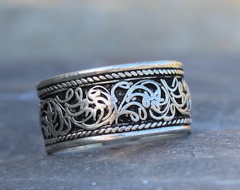 Filigree Adjustable Band Ring