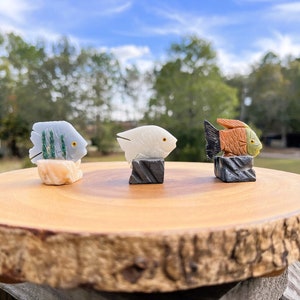 Talla de pez de cristal ~ Pez de piedra tallado a mano ~ Mini pez de piedra preciosa ~ Decoración ~ Figura de pez ~ Regalo de pez animal de agua del océano ~ Pez de piedra dorada