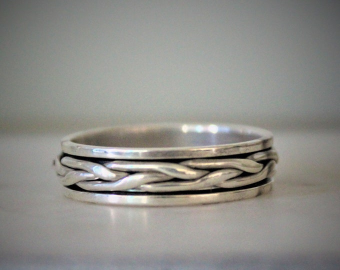 Spinner ring set on sterling silver