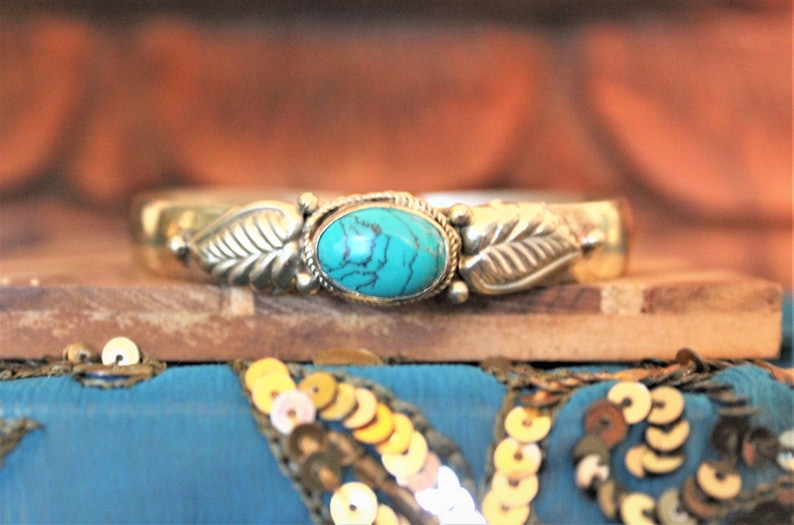 K&ouml;nnte beinhalten: Silberarmband mit einem T&uuml;rkis-Stein und Blatt-Akzenten.