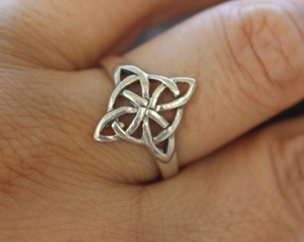 Sterling Silver Ring . Available size 6 ,7.5 , 8.5 , 9