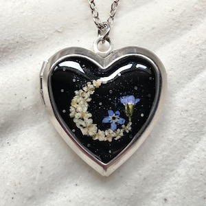 Nachthimmel Vergissmeinnicht Mond Locket, Sterne und Mond-Herz-Medaillon mit echten gepressten Blumen,