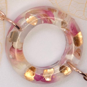 Bracelet fleurs véritables, bracelet avec pétales et flocons dorés, bracelet fleurs, bracelet en résine cercle, bracelet géométrique, bracelet en or rose image 5