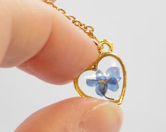 Petit cœur Forget Me Not Collier, Pendentif Fleur Minuscule, Micro Bijoux, Collier Cœur d’Or, Pendentif Fleur Séchée, Collier Fleur En Résine