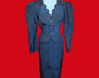 Traje de noche negro con forro festoneado y botones de pedrería, nuevo con etiquetas, de la marca Cachet by Bari Protas, estilo años 80. Conjunto de dos piezas: blazer y falda.