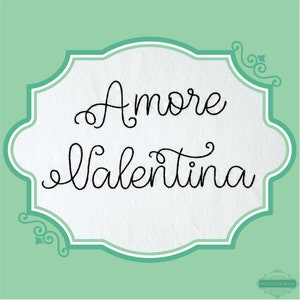 Peut inclure: Fond vert clair avec un cadre blanc orné. Le cadre contient les mots "Amore Valentina" en écriture noire élégante. Le coin inférieur droit contient le texte "MY LITTLE PARIS DESIGN STUDIO".