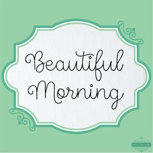 Op de afbeelding: Een groene achtergrond met een wit kader met een gegolfde rand. Het kader heeft een zwarte, cursieve inscriptie met de tekst "Beautiful Morning".
