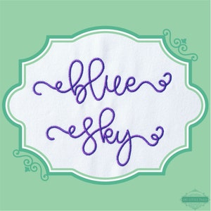 Puede incluir: Bordado cursivo morado sobre fondo blanco con las palabras "blue sky" en un marco decorativo.