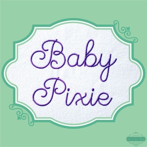 Peut inclure: Une étiquette en tissu blanc avec une police cursive violette qui lit "Baby Pixie" dans un cadre décoratif.