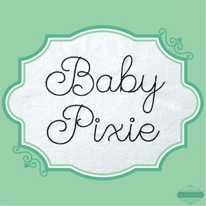 Peut inclure: Une étiquette blanche avec une bordure décorative en vert sarcelle. L'étiquette porte le texte "Baby Pixie" écrit en cursive.