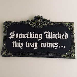 Gothic Wandbild, etwas böses auf diesem Weg kommt Holzschild, Gothic Home Decor, Gothic Home, Gothic Plaque, Gothic Wanddekor
