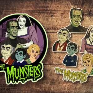Könnte beinhalten: Eine Sammlung von The Munsters-Aufklebern, die die Familie in verschiedenen Posen zeigen. Die Aufkleber zeigen die ganze Familie in einem kreisförmigen Design und einzelne Charakteraufkleber. Das Munsters-Logo ist grün und weiß.