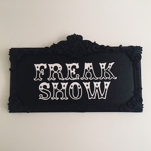 Targa da muro Freak Show, targa in legno gotica, arredamento gotico per la casa, casa gotica, regalo gotico, muro gotico