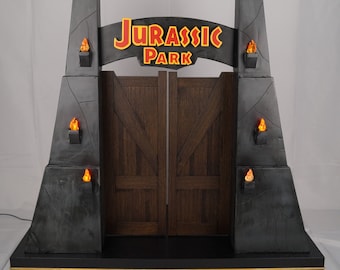 Jurassic Park Tor/Jurassic Park Gate/Jurassic Park Modell/Filmdecor/Filmmerchandise/LED Fackeln/Hochwertiges Modell/Filmmodel/Film