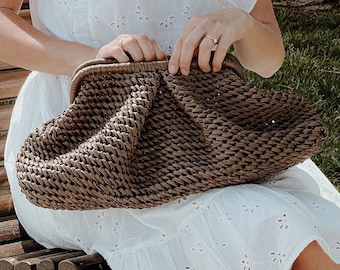 Raffia Cloud Clutch Bag: Lightweight Earth Tone Dumpling Bag