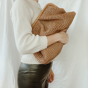Bolso grande de rafia de madera. Clutch de boda Clutch Voluminoso. Bolso de mano oversize de paja. Cartera de embrague