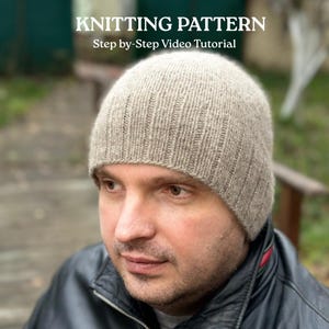 Puede incluir: Un gorro tejido de color marrón claro. El gorro tiene una textura acanalada y lo lleva una persona. El texto "KNITTING PATTERN" y "Step by-step Video Tutorial" está incluido.