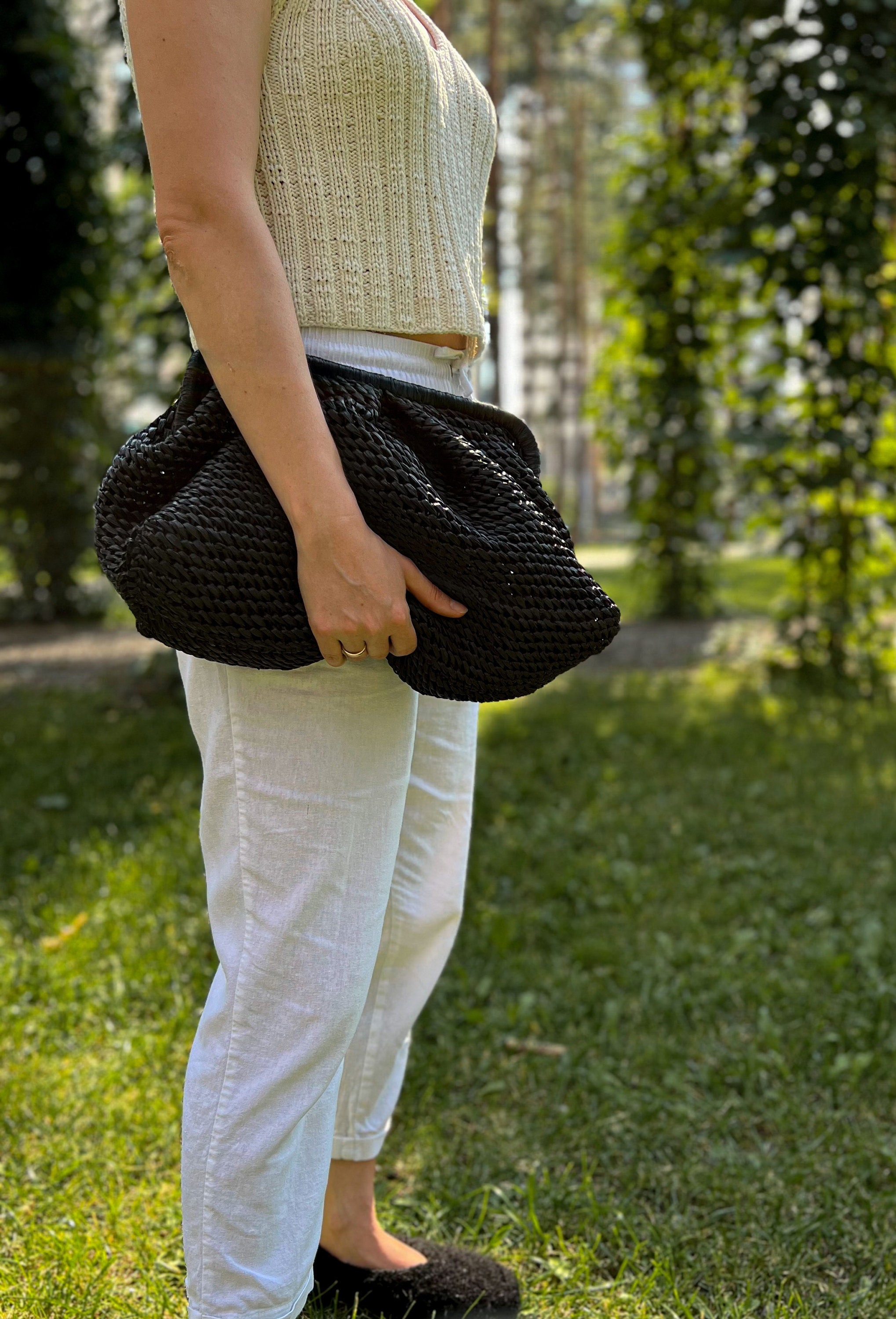Abend gehäkelte Beuteltasche. Tasche Wolke. Voluminöse Clutch. Oversize Handtasche aus Stroh. Gehäkelte Raffia Clutch