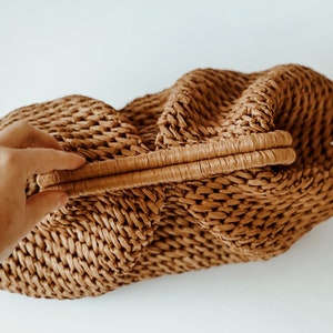 Knitted Raffia Cloud Bag: Voluminous Clutch Wallet