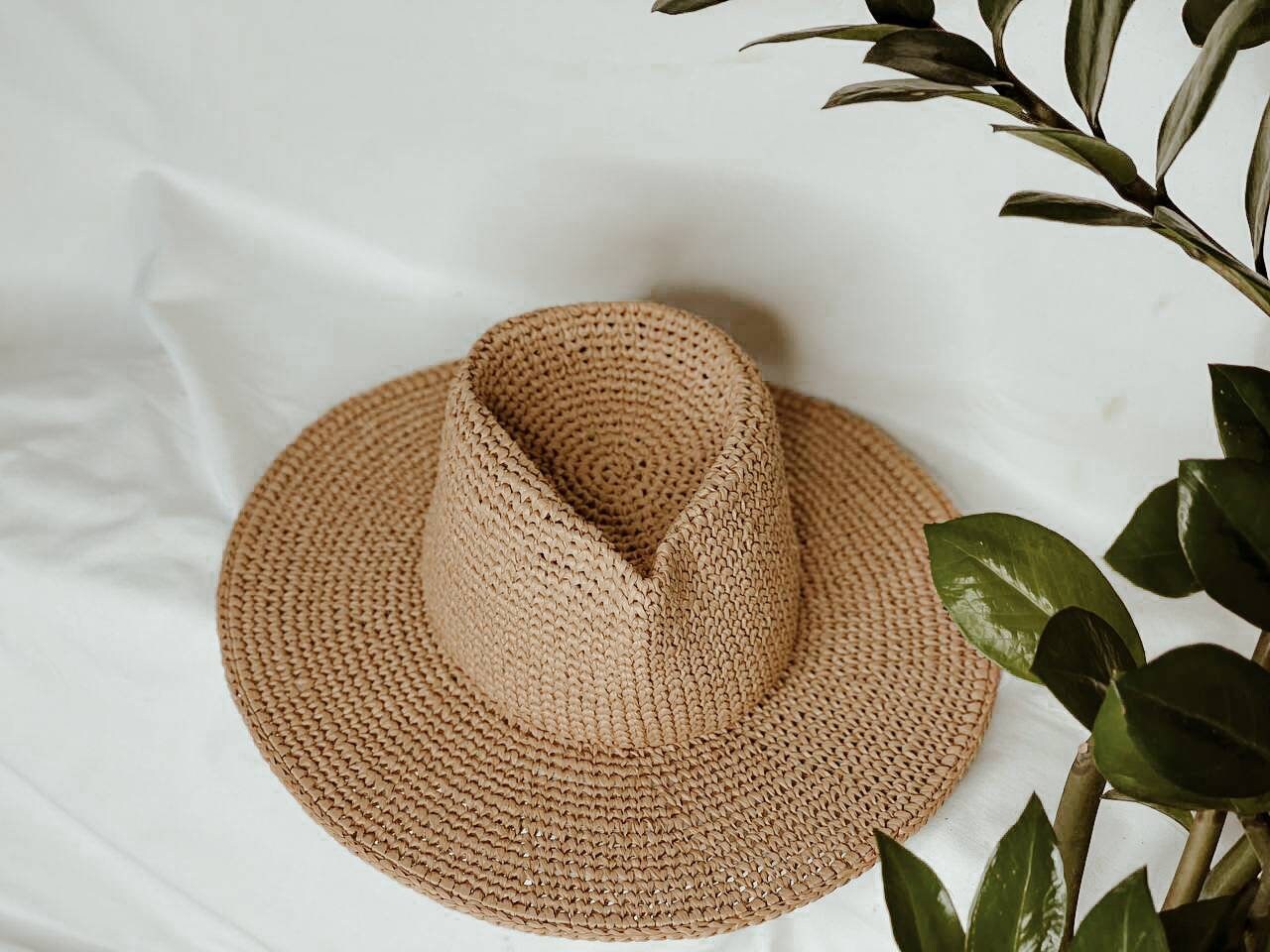 Hat fedora with wide brim. Fedora raffia hat. Fedora summer | Etsy