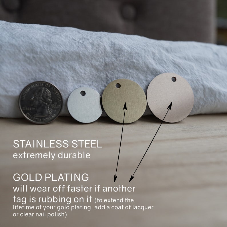 Pode incluir: Quatro etiquetas redondas de metal em diferentes acabamentos: prata, ouro branco, ouro amarelo e ouro rosa. As etiquetas est&atilde;o dispostas da esquerda para a direita em ordem de acabamento. O texto abaixo das etiquetas diz: "STAINLESS STEEL extremely durable GOLD PLATING will wear off faster if another tag is rubbing on it (to extend the lifetime of your gold plating, add a coat of lacquer or clear nail polish)"