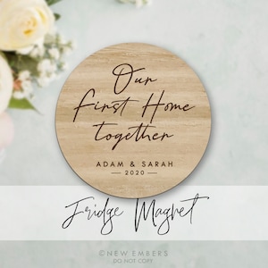 Unser erstes Zuhause zusammen Holz-Kühlschrankmagnet Personalisiertes Einweihungsgeschenk Benutzerdefinierte Housewarming Geschenk Benutzerdefinierte Namen Datum New Home Decor