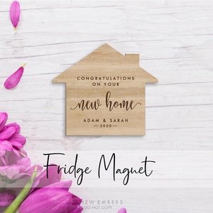 Herzlichen Glückwunsch zu Ihrem neuen Zuhause Holz Kühlschrankmagnet Personalisiertes Einweihungsgeschenk Benutzerdefinierte Housewarming Geschenk Benutzerdefinierte Namen Datum Wohnkultur
