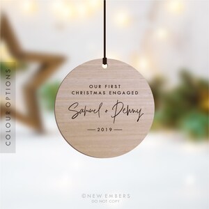 Nuestro primer adorno navideño de compromiso Adornos navideños personalizados Regalos para el futuro señor y la futura señora Regalo de compromiso para pareja Adorno navideño