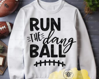 Grappig voetbalcitaat SVG: Run The Dang Ball - Game Day Design (digitaal bestand)