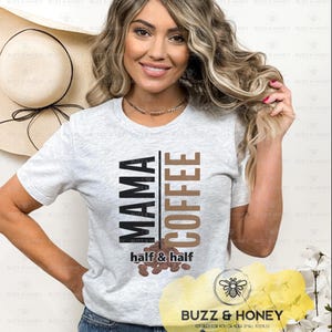 Maman café Moitié-moitié SVG PNG JPEG | Conception drôle de chemise de vie de maman de caféine | Graphique en grains de café | Téléchargement numérique pour la sublimation Cricut