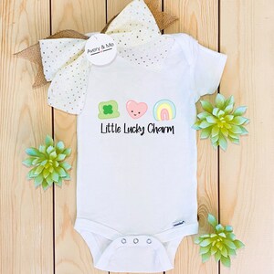 Body bébé Little Lucky Charm®, vêtements pour bébé avec trèfle pour la Saint-Patrick, t-shirt personnalisé avec trèfle porte-bonheur pour fille ou garçon, cadeau de naissance