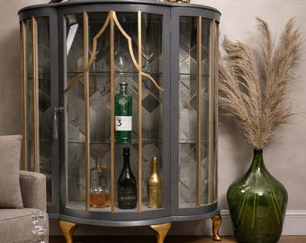 Mueble para bebidas vintage gris y dorado con diseño geométrico