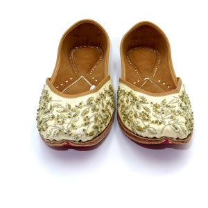Handcrafted Jutti/Mojari/Wedding Shoes/Womens Ethnic Leather Footwear/ Printed and Embroidered Jutti/Womens Flats