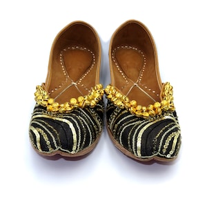 Handcrafted Jutti/Mojari/Wedding Shoes/Womens Ethnic Leather Footwear/ Printed and Embroidered Jutti/Womens Flats