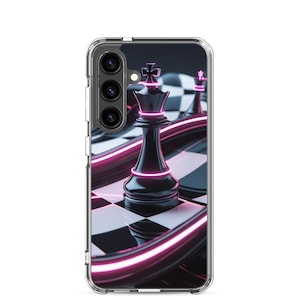 Puede incluir: Funda transparente para teléfono con un rey de ajedrez negro y un contorno de neón rosa, sobre un tablero de ajedrez en blanco y negro. El diseño incluye una línea rosa curva y brillante. La funda tiene un recorte para la cámara.