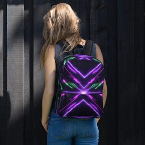 Puede incluir: Una mochila negra con un diseño geométrico vibrante en neón púrpura y verde. La mochila tiene un bolsillo frontal y correas ajustables. El diseño tiene una estética futurista y digital.