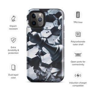 Peut inclure: Coque de téléphone noire et blanche avec un motif sur le thème des échecs. La coque représente une pièce d'échecs tombée sur une surface fissurée. La coque est résistante aux chocs, à double couche et compatible avec les chargeurs à induction.
