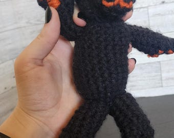 Zwarte en oranje pluche kat