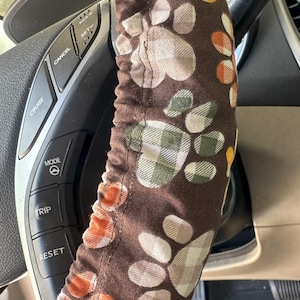 Funda para volante con estampado de pata de perro marrón y funda para cinturón de seguridad